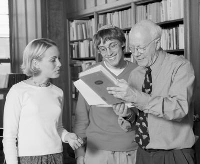 Boston University students Laura Swan and Abe Friedman discuss T. S. Eliot with Professor Christopher Ricks. Photo courtesy of Boston University.
