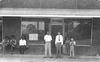 H. L. Mitchell and others in front of his dry cleaning business in Tyronza, 1933. Courtesy of Southern Historical Collection, University of North Carolina, Chapel Hill
